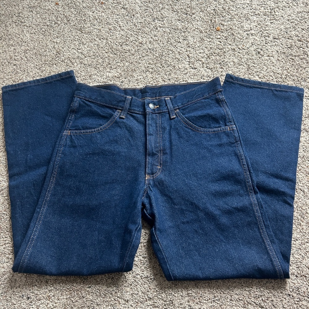 Wrangler Regular Fit Straight Leg Jeans in Dark Blue - Picture 3 of 4